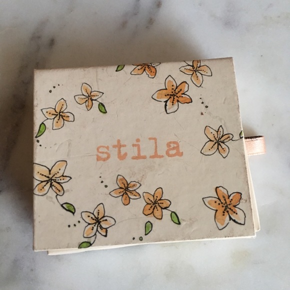 Blush - Picture 4 of 4